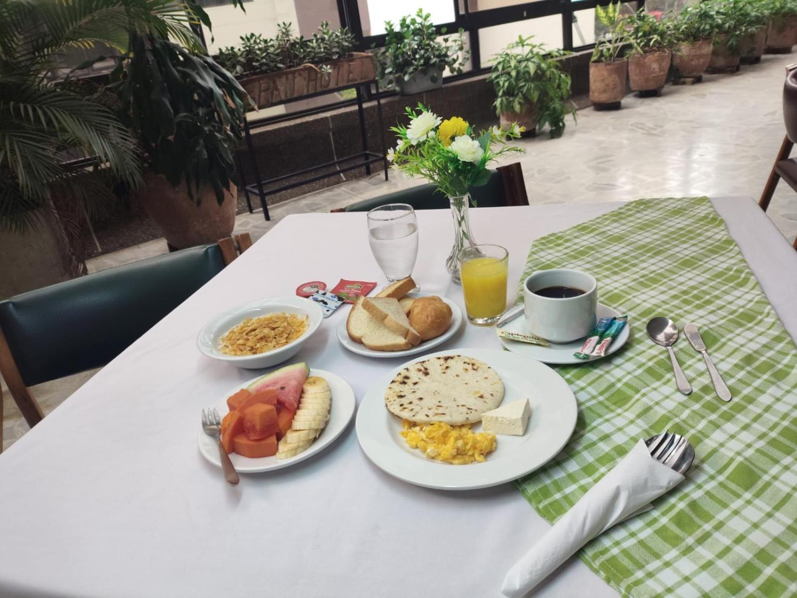 Gran Hotel Medellín Buitenkant foto