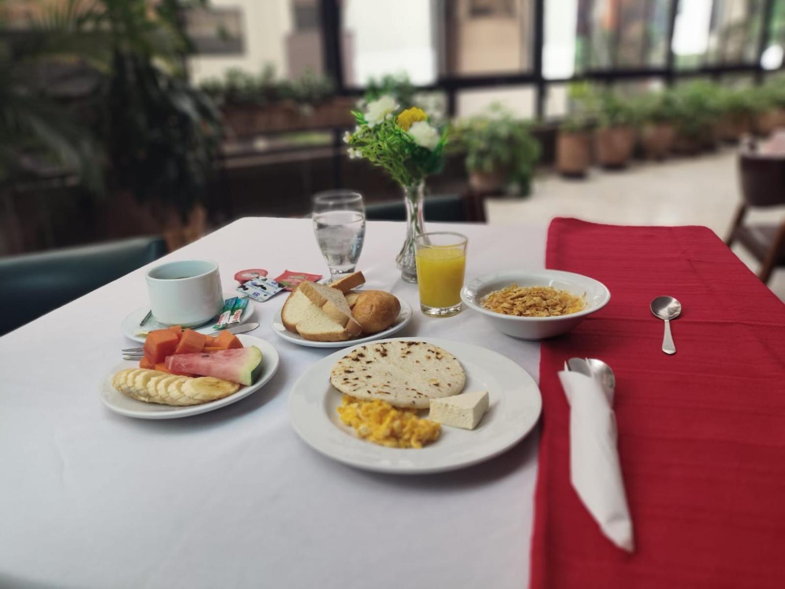 Gran Hotel Medellín Buitenkant foto